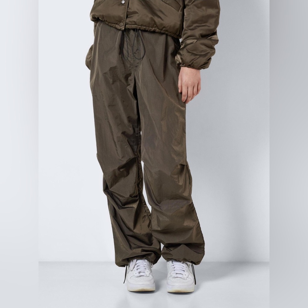 Noisy May Low Waisted Parachute Pants - baggy Y2K pants with adjustable waist